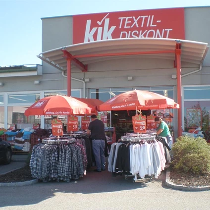 L'espansione ha inizio con l'apertura del primo punto vendita KiK in Austria nel 1998