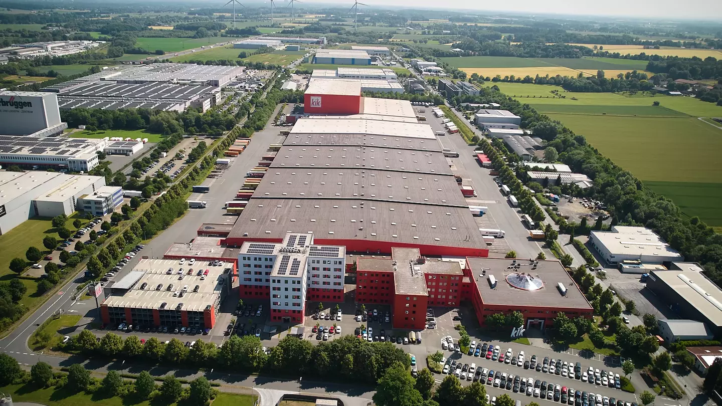 Vista aerea della sede centrale europea di KiK, composta da tre edifici adibiti a uffici e da un'area logistica adiacente