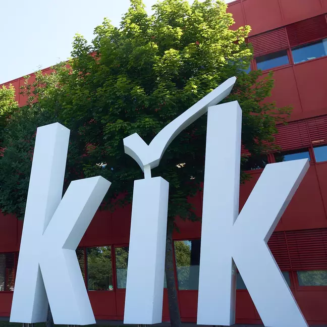 Grande logo KiK posizionato all'esterno della sede centrale KiK
