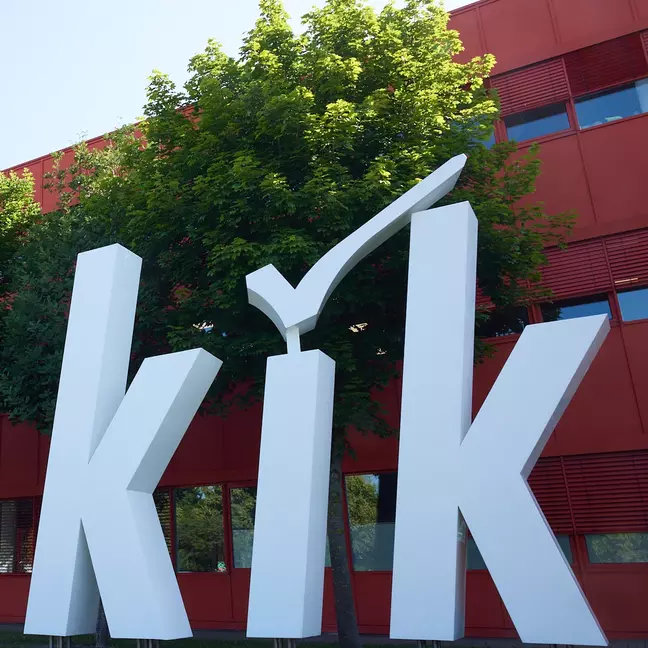 Grande logo KiK situato nell'area esterna della sede centrale di KiK