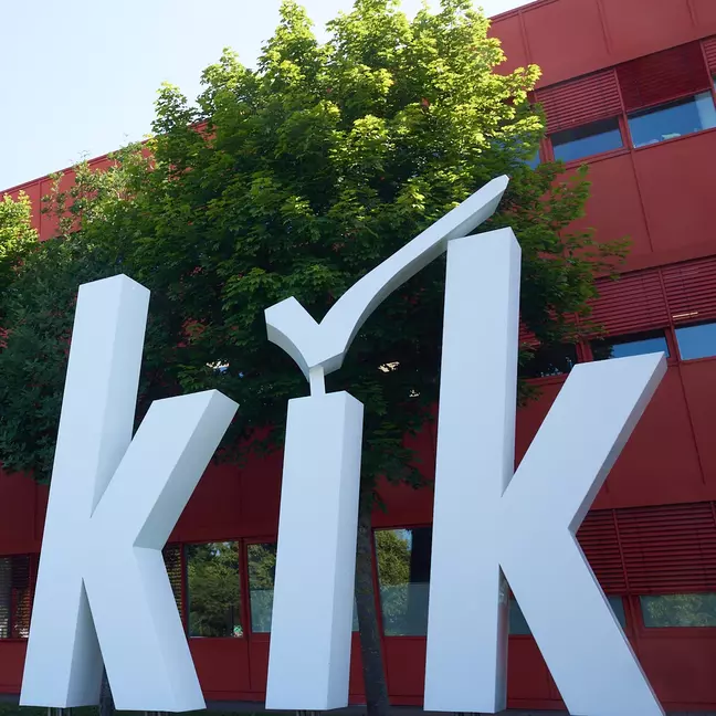 Grande logo KiK situato nell'area esterna della sede centrale di KiK