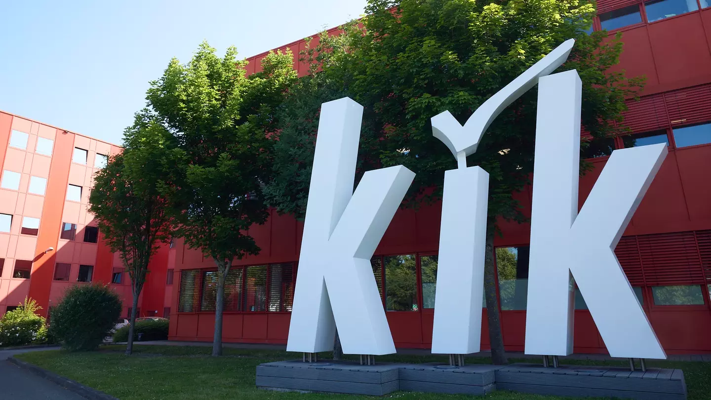 Grande logo KiK nell'area esterna della sede centrale di KiK