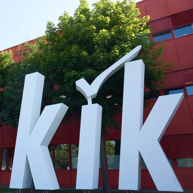 Grande logo KiK situato nell'area esterna della sede centrale di KiK