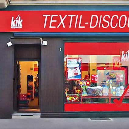 L’inizio di tutto. Nel 1994 viene inaugurato il primo punto vendita KiK a Düsseldorf-Gerresheim, su una superficie di 180 metri quadrati