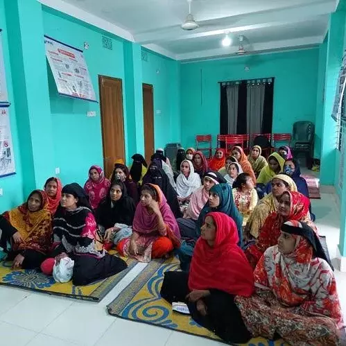 Partecipanti a un Caffè delle donne in Bangladesh durante un'attività svolta insieme
