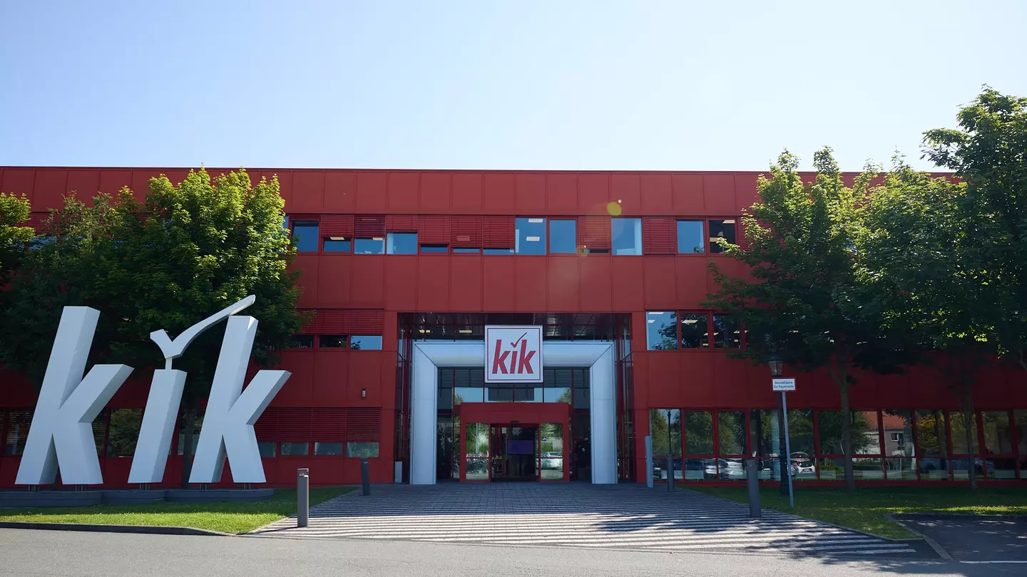 Ingresso della sede centrale KiK di Bönen con il logo aziendale KiK ben visibile.