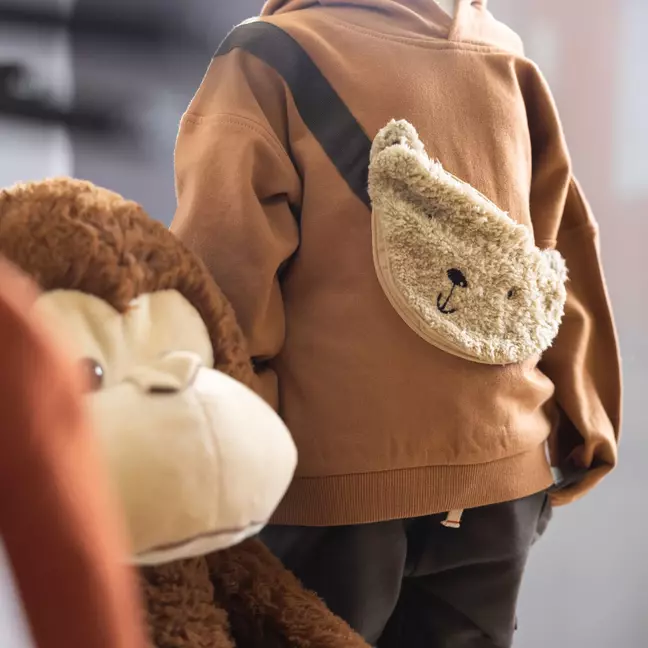 Maglione per bambini con tasca frontale in tessuto effetto peluche, a rappresentare l'ampia gamma di articoli disponibili nei punti vendita KiK