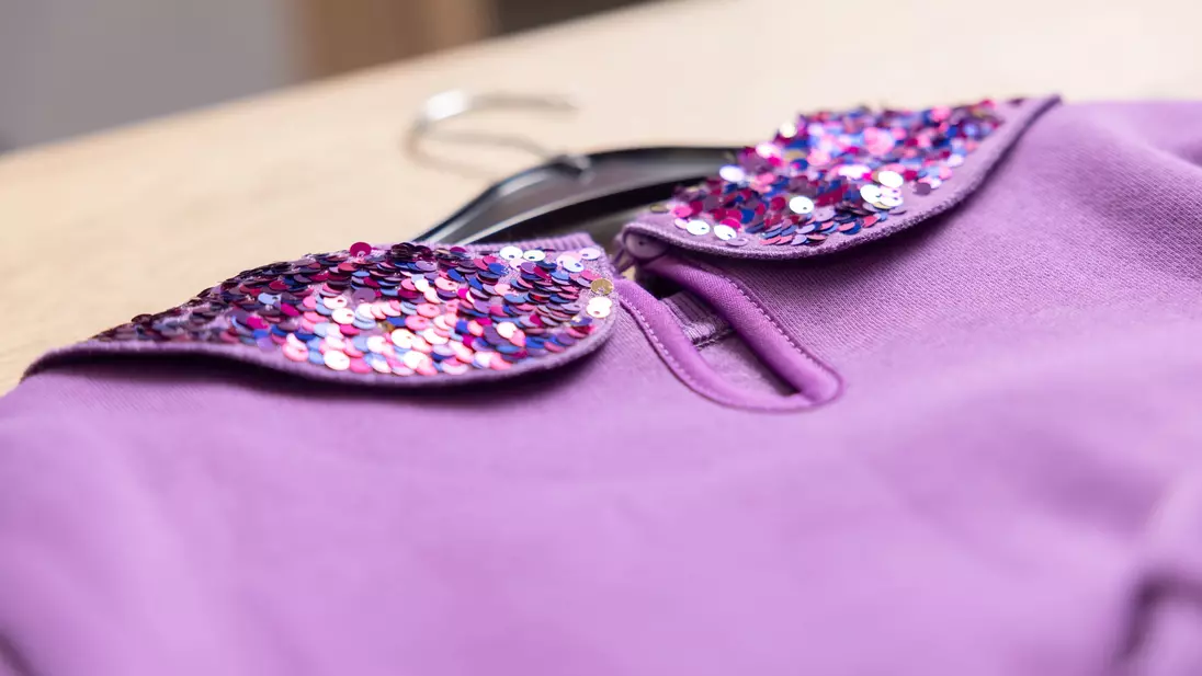 Capo viola con paillettes della collezione bambino