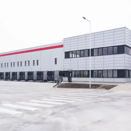 Nel 2017 entra in funzione il centro logistico in Slovacchia e vengono aperte le prime filiali in Italia.
