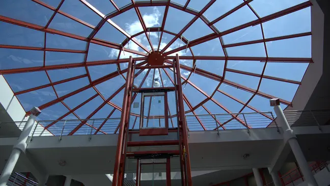 Atrio ampio e luminoso della sede centrale europea di KiK a Bönen, caratterizzato da una copertura in vetro