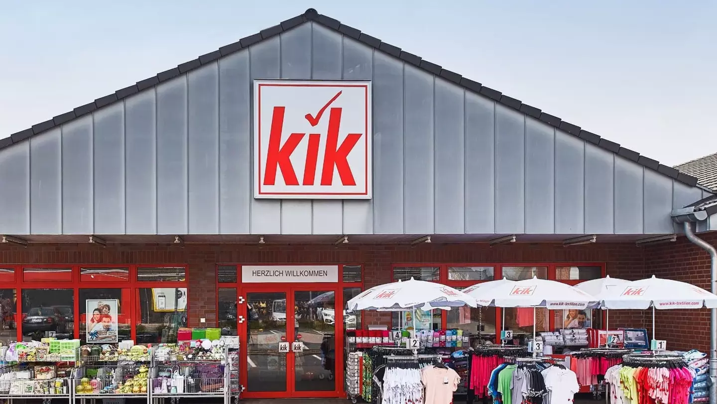 Filiale KiK con grande logo KiK e ampia area vendita esterna