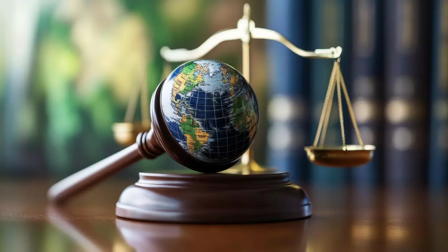 Martelletto del giudice, globo e bilancia, simbolo delle normative e dei requisiti ESG che guidano l’operato di KiK