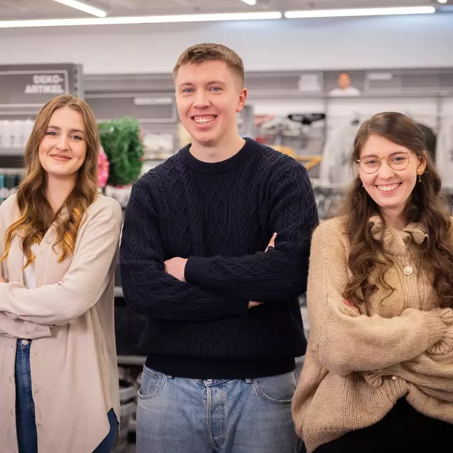 Alcuni collaboratori KiK sorridono all’interno di un negozio KiK