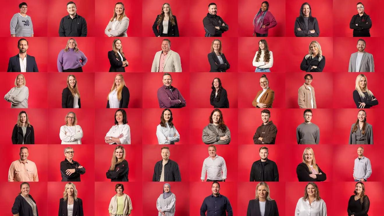 Collage di numerosi collaboratori KiK durante un servizio fotografico davanti a una parete rossa