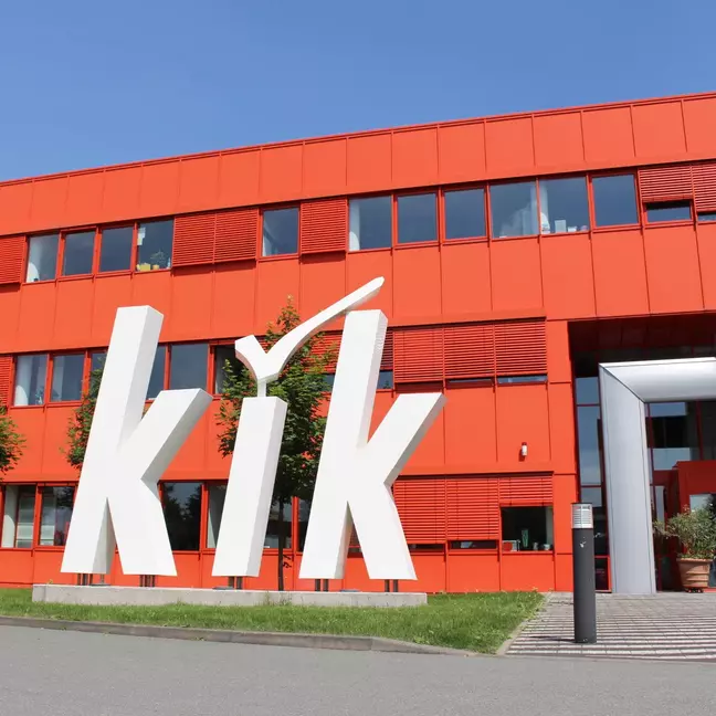 Atrio della sede centrale di KiK a Bönen con un grande logo KiK